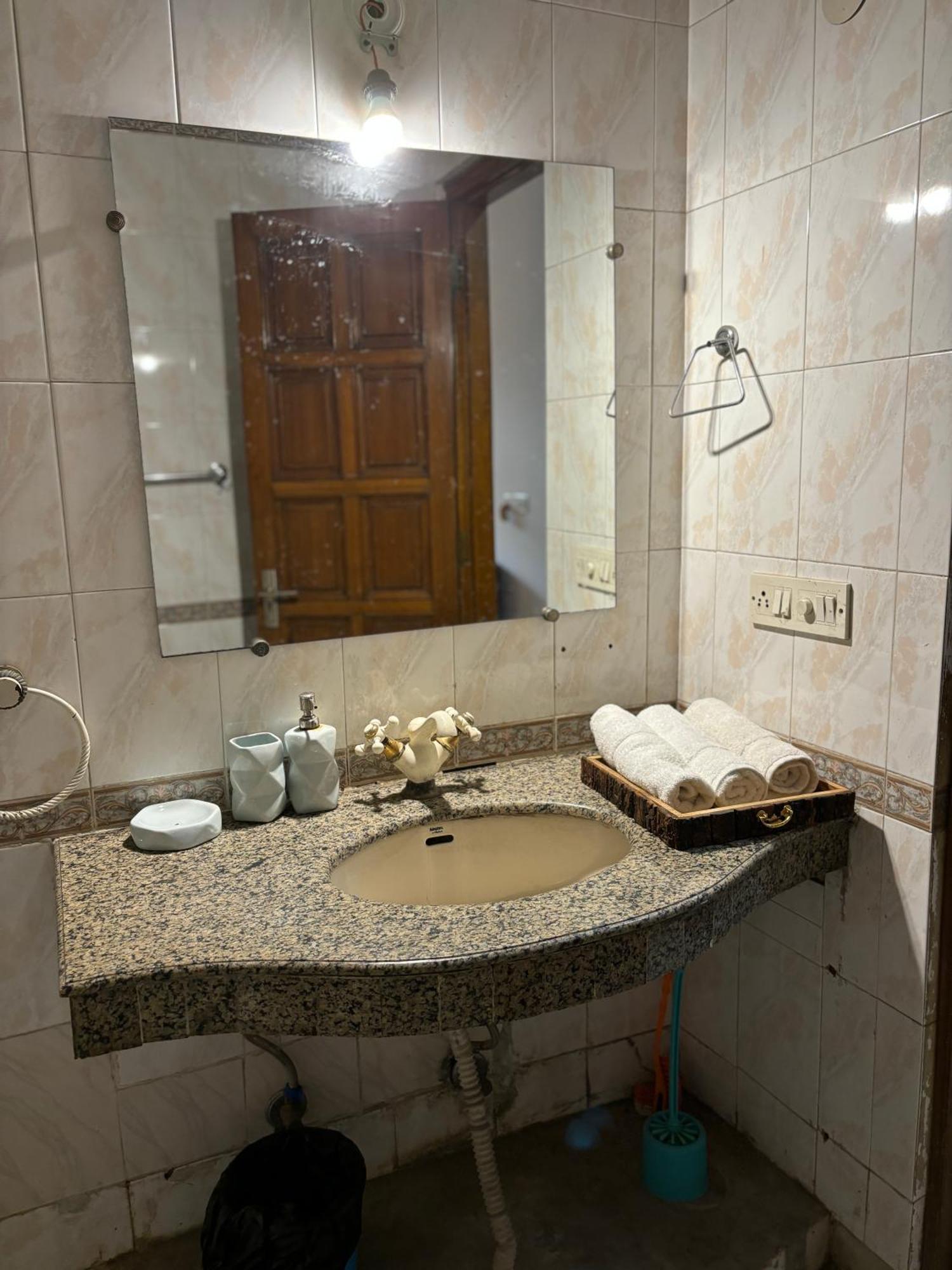 Atharva'S Homestay By Goaround Homes - Nehru Enclave Metro, South Delhi New Delhi Eksteriør billede